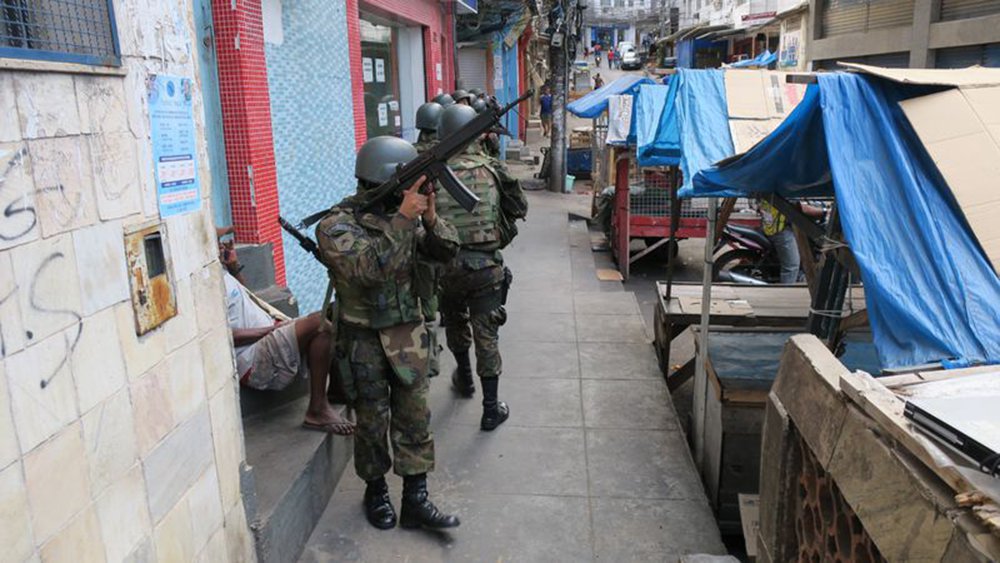 Rio de Janeiro - Militares fazem cerco à Rocinha após tiroteio entre traficantes e policiais (Vladimir Platonow/Agência Brasil)