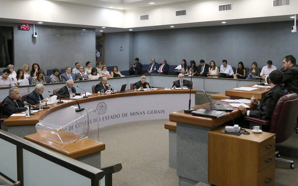 Os tributos municipais representaram menos de 20% do valor movimentado nos cofres de 568 prefeituras mineiras no ano passado, de acordo com levantamento feito pelo TCE-MG; a situação financeira é pior em 163 cidades onde mais de 90% da receita foi consequência de repasses federais ou estaduais