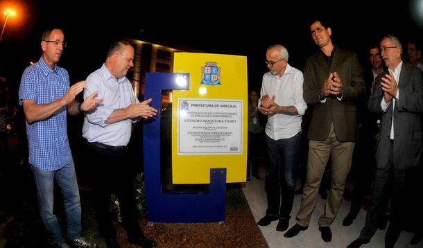 O prefeito Edvaldo Nogueira inaugurou uma via de contenção urbana que fica no entorno do Shopping Riomar; construção, fruto de uma parceria público-privada, foi uma compensação (urbanística e ambiental) do centro de compras pela autorização, dada pela prefeitura, para a ampliação do prédio; os custos da obra - cerca de R$ 3 milhões - foram arcados pelo grupo empresarial proprietário do shopping; nova via tem 1 km e representa um avanço na mobilidade urbana, pois desafoga o trânsito na localidade, e protege a vegetação nativa situada às margens do rio Sergipe