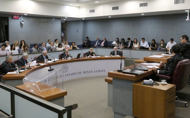Os tributos municipais representaram menos de 20% do valor movimentado nos cofres de 568 prefeituras mineiras no ano passado, de acordo com levantamento feito pelo TCE-MG; a situação financeira é pior em 163 cidades onde mais de 90% da receita foi consequência de repasses federais ou estaduais
