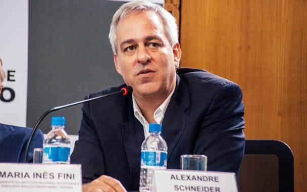 Secretário municipal da Educação em São Paulo, Alexandre Schneider, afirmou que um dos principais problemas da rede municipal de ensino da capital foi causado pelo fechamento de salas de aula pelo governo de Geraldo Alckmin (PSDB), nos últimos quatro anos; "Nossa rede está mais cheia por conta de um movimento do governo estadual para acabar com ensino médio noturno. Foi reduzido o número de salas de ensino fundamental e isso foi absorvido pelo município", disse