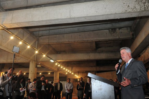 O governo de Brasília vai entregar a Estação 110 Sul, da Metrô-DF, até o fim de 2018; foi publicado no Diário Oficial do Distrito Federal, o edital de licitação para conclusão das obras do terminal metroviário, iniciadas e paralisadas na década de 1990; segundo o governo, a contratação tem valor estimado de R$ 20,7 milhões e 18 meses de vigência a partir da assinatura do contrato; a estimativa do Metrô-DF é que cerca de 2,5 mil pessoas circulem diariamente pela nova plataforma, com previsão de ser inaugurada em dezembro do ano que vem