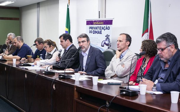 Durante audiência pública na Assembleia Legislativa do Rio Grande do Sul, os deputados federais Givaldo Vieira (PT-ES) e Henrique Fontana (PT-RS) afirmaram que o governo Temer está colocando a privatização de empresas públicas do setor de saneamento como uma condição para fechar acordos de renegociação de dívidas com os estados; para Fontana, as propostas de privatização no setor de saneamento estão inseridas na criminalização dos serviços públicos e dos servidores