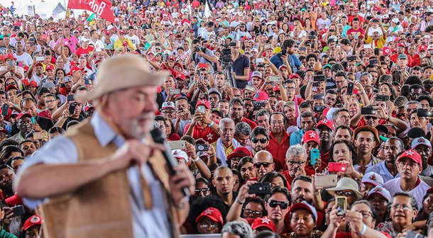 O ex-presidente Lula disse que os grandes empresários são "mal-agradecidos" porque "pegam financiamento e depois falam mal da gente"; em discurso para trabalhadores rurais em Feira de Santana (BA); o petista afirmou que o pobre "agradece o financiamento e vai comprar comida", enquanto "o rico abre conta e vai investir no exterior"; Lula também atacou o governo de Michel Temer (PMDB), que estaria querendo acabar com a aposentadoria do trabalhador rural; "Eles não entendem que aposentadoria não é investimento, é o pagamento de uma dívida"