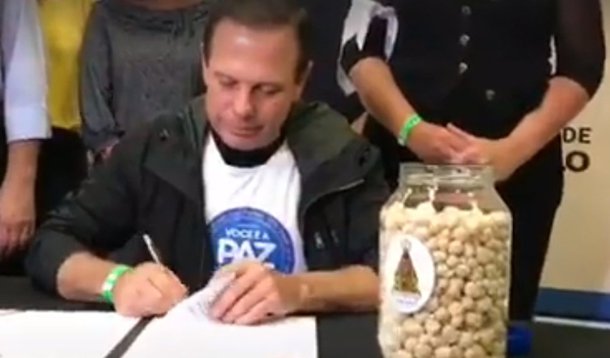 De Milão, onde passeia enquanto a capital paulista segue abandonada, o prefeito João Doria defendeu a proposta que pretende distribuir para a população de rua um tipo de "ração humana", feita com alimentos que iriam para o lixo; "Foi submetido à prefeitura com todo o respaldo de cientistas. O alimento liofilizado dura anos. É o mesmo que os astronautas consomem em missões espaciais. É bom. Eu experimentei. Tem vários sabores", afirmou Doria, após uma enxurrada de críticas nas redes sociais 