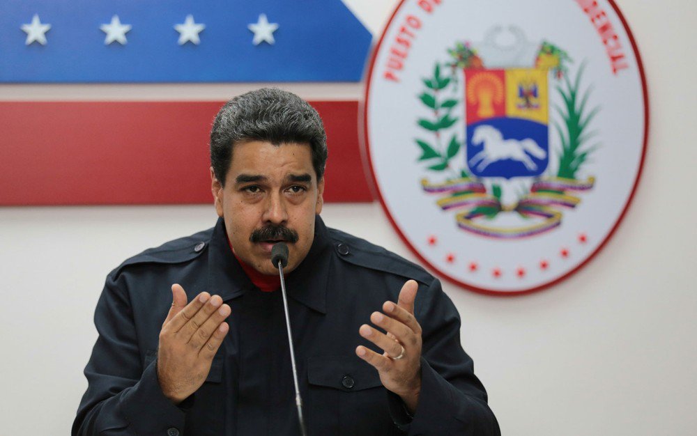 Embora seja chamado de "ditador" pela imprensa nacional, que apoiou um golpe parlamentar contra a presidente Dilma Rousseff e contra a democracia brasileira, o presidente venezuelano, Nicolás Maduro, obteve uma importante vitória eleitoral neste fim de semana; candidatos que apoiam o chavismo venceram em 17 dos 22 estados da Venezuela nas eleições regionais deste domingo, de acordo com os dados preliminares divulgados pelo Conselho Nacional Eleitoral; "Estes resultados tem um caráter irreversível após a contagem de 95,8% dos votos", informou a presidente do Conselho Nacional Eleitoral, Tibisay Lucena