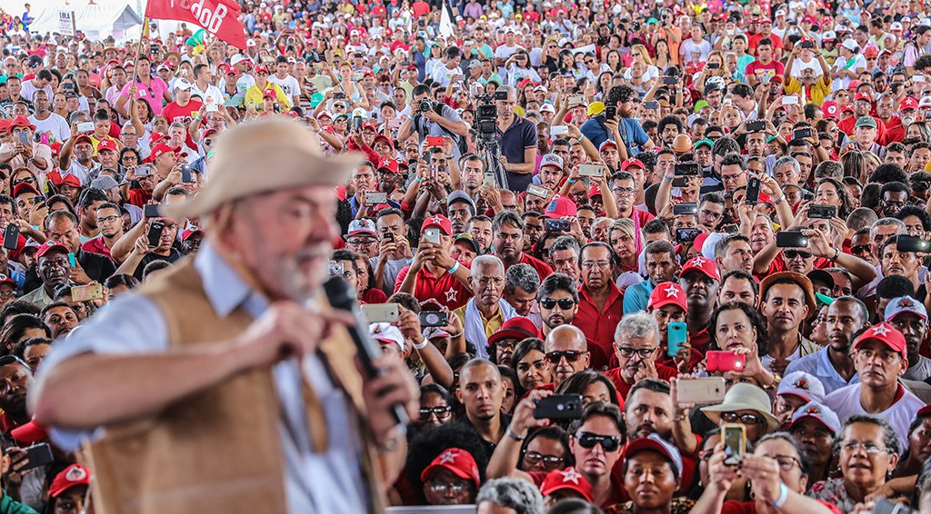 O ex-presidente Lula disse que os grandes empresários são "mal-agradecidos" porque "pegam financiamento e depois falam mal da gente"; em discurso para trabalhadores rurais em Feira de Santana (BA); o petista afirmou que o pobre "agradece o financiamento e vai comprar comida", enquanto "o rico abre conta e vai investir no exterior"; Lula também atacou o governo de Michel Temer (PMDB), que estaria querendo acabar com a aposentadoria do trabalhador rural; "Eles não entendem que aposentadoria não é investimento, é o pagamento de uma dívida"
