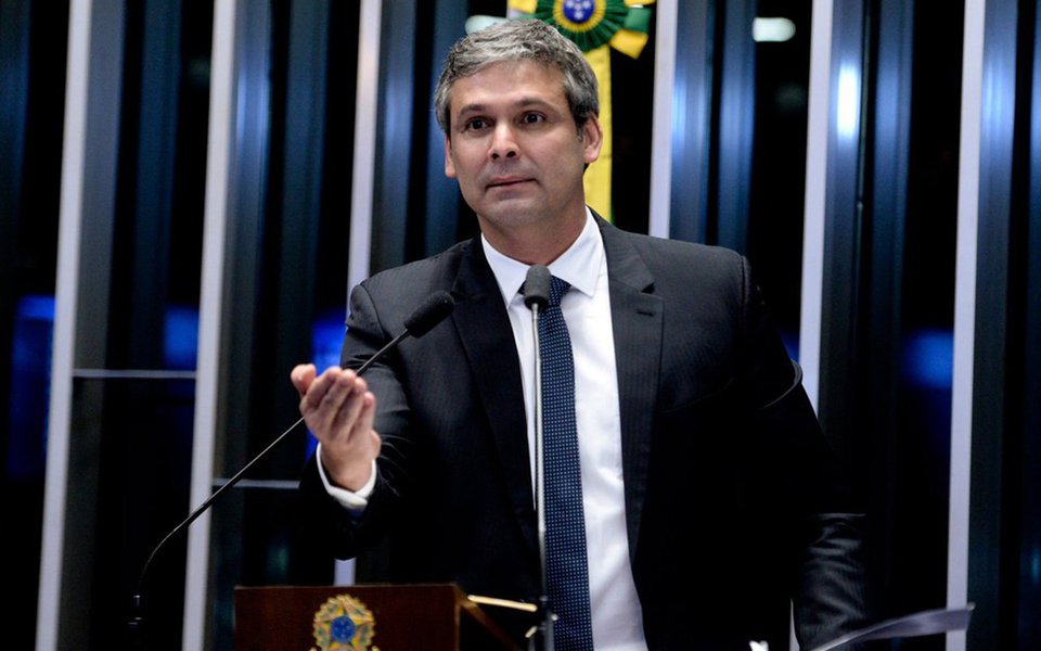 Um vídeo publicado no perfil do senador Lindbergh Farias contextualiza e explica a confusão na reunião do conselho de ética do Senado: enquanto seus membros inocentaram Aécio Neves, queriam condenar as senadoras da oposição que ocuparam a mesa diretora em protesto no dia da votação da reforma trabalhista
