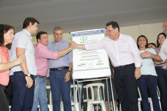 O governador Marconi Perillo voltou a elogiar nesta terça-feira o trabalho do deputado José Vitti à frente da Assembleia Legislativa; durante a entrega de obras em Palminópolis, Marconi afirmou que Vitti vem desenvolvendo papel indispensável para o crescimento do Estado; "Como presidente da Assembleia, José Vitti tem sido fundamental para a agenda positiva de Goiás", disse o governador; Marconi, Vitti e o vice-governador José Eliton inauguraram a pavimentação de 50 novos quilômetros da GO-162, que liga Palminópolis a Jandaia