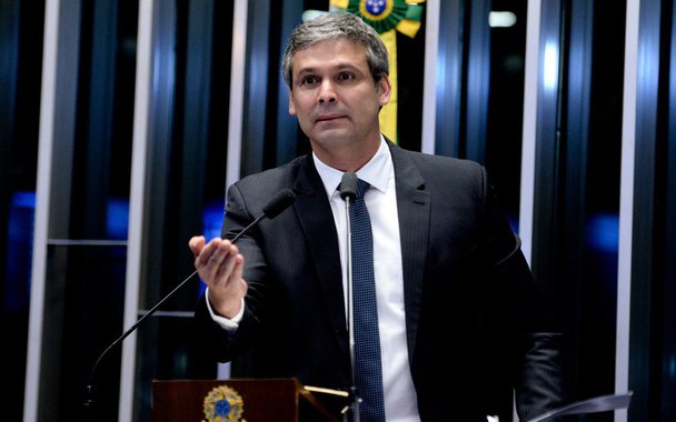 Um vídeo publicado no perfil do senador Lindbergh Farias contextualiza e explica a confusão na reunião do conselho de ética do Senado: enquanto seus membros inocentaram Aécio Neves, queriam condenar as senadoras da oposição que ocuparam a mesa diretora em protesto no dia da votação da reforma trabalhista