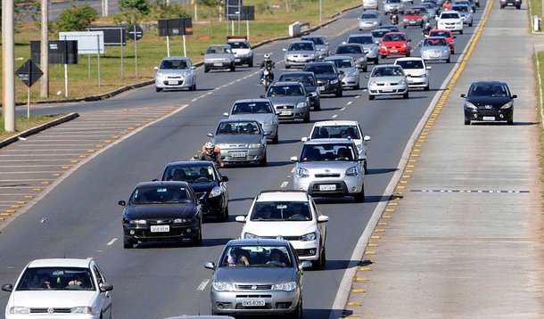 Motoristas do Distrito Federal poderão pagar multas e outras pendências do gênero de forma parcelada nos cartões de crédito ou débito a partir de dezembro, conforme a Resolução nº 697 ,do Conselho Nacional de Trânsito (Contran); segundo o diretor de Controle de Condutores e Veículos do Detran-DF, Uelson Prazeres, o órgão deverá iniciar em novembro a chamada das empresas interessadas em participar da intermediação do processo; pagamento dos débitos parcelados deverá começar a valer a partir da segunda quinzena de dezembro