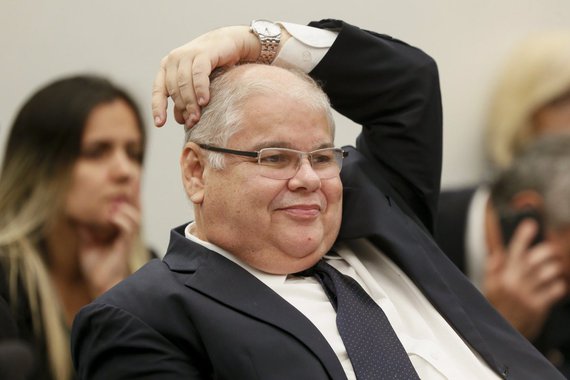 O piloto de aviação profissional Francisco Cezar Martins Meireles é lotado no gabinete do deputado federal Lúcio Vieira Lima (PMDB-BA) como secretário parlamentar com salário de R$ 14,3 mil desde março de 2017; irmão do ex-ministro Geddel Vieira Lima, que está preso após a apreensão dos R$ 51 milhões em um apartamento alugado por ele em Salvador, emprega como assessor o piloto de um avião que pertence à sua família