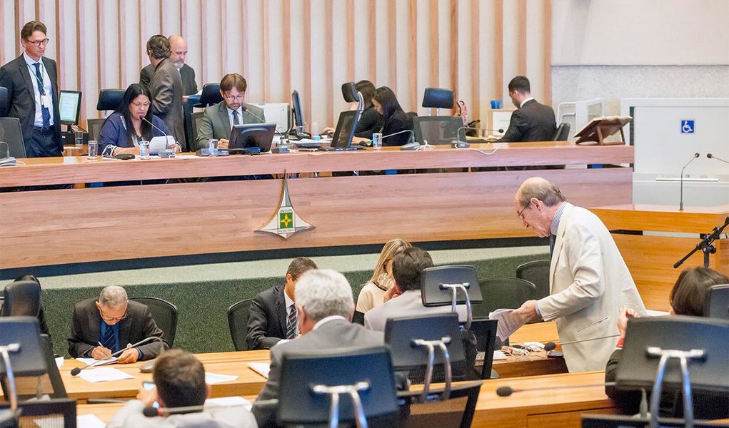 Foi protocolada no sistema do TJ-DF a denúncia apresentada pelo Ministério Público do Distrito Federal (MPF) contra os cinco deputados distritais investigados na operação Drácon; a denúncia tinha sido recebida pelo Conselho Especial do TJ em março, mas o processo ainda aguardava os trâmites burocráticos; são alvos da ação os deputados Celina Leão (PPS), Raimundo RIbeiro (PPS), Julio Cesar (PRB) e Bispo Renato Andrade (PR), que compunham a Mesa Diretora da Câmara Legislativa entre 2015 e 2016, e o deputado Cristiano Araújo (PSD), apontado como articulador do esquema; autora das gravações que deram origem à apuração, Liliane Roriz (PTB) não é citada