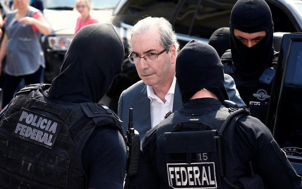 Ex-deputado Eduardo Cunha (PMDB-RJ) recorreu ao Tribunal Regional Federal (TRF) da 1ª Região para permanecer preso em Brasília; Cunha, que cumpre sentença em Curitiba no âmbito da Lava Jato, foi transferido de Curitiba para o Distrito Federal há duas semanas para prestar depoimento no âmbito da Operação Sépsis, que apura irregularidades na liberação de financiamentos da Caixa ; objetivo de Cunha é permanecer preso em Brasília pelo menos até que seja publicada a sentença a que deverá ser submetido no julgamento da Operação Sépsis