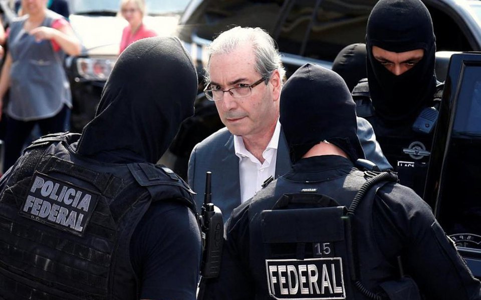 Ex-deputado Eduardo Cunha (PMDB-RJ) recorreu ao Tribunal Regional Federal (TRF) da 1ª Região para permanecer preso em Brasília; Cunha, que cumpre sentença em Curitiba no âmbito da Lava Jato, foi transferido de Curitiba para o Distrito Federal há duas semanas para prestar depoimento no âmbito da Operação Sépsis, que apura irregularidades na liberação de financiamentos da Caixa ; objetivo de Cunha é permanecer preso em Brasília pelo menos até que seja publicada a sentença a que deverá ser submetido no julgamento da Operação Sépsis