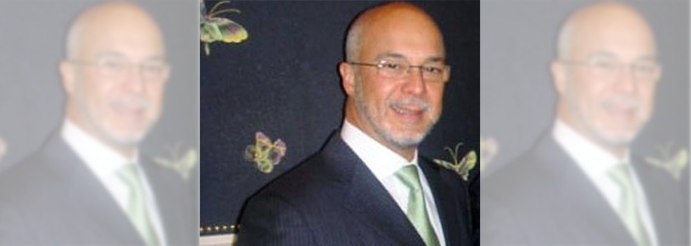 O brasileiro Arthur Menezes Soares está há um mês foragido; o "Rei Arthur" é investigado pela Operação Unfair Play, deflagrada pela Polícia Federal por suspeita de fraudes em compras nas Olimpíadas do Rio 2016; a PF reclama da falta de cooperação da polícia dos EUA - Soares tem uma mansão em Miami e há a suspeita de que ele esteja negociando uma delação com as autoridades dos EUA