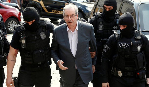 Deputado cassado Eduardo Cunha (PMDB-RJ) permanecerá em Brasília até pelo menos o dia 20 de novembro, quando deve retornar a Curitiba, onde cumpre mandado de prisão preventiva no Complexo Médico-Penal de Pinhais; ex-deputado permaneceria em Brasília somente até o fim dos interrogatórios presenciais da ação penal da Operação Sépsis, encerrados ontem (7), mas o juiz federal Vallisney de Souza Oliveira, da 10ª Vara Federal da capital, deferiu um pedido da defesa para adiar o retorno de Cunha a Curitiba