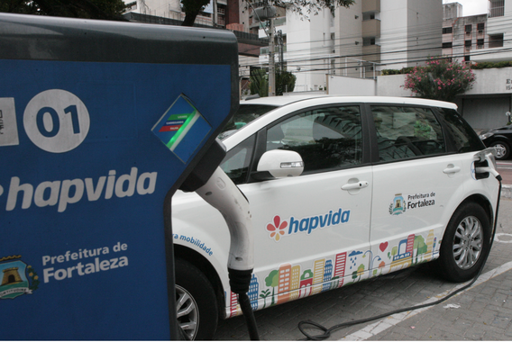 A campanha VAMO na Volta às Aulas, que tem início nesta quarta-feira (9) e vai até o fim do mês, reduzirá em 25% as tarifas dos carros elétricos compartilhados para estudantes com CNH válida há pelo menos um ano. Esta será a segunda redução nas tarifas do VAMO Fortaleza. A primeira ocorreu em março deste ano, quando as tarifas foram diminuídas em até 68%