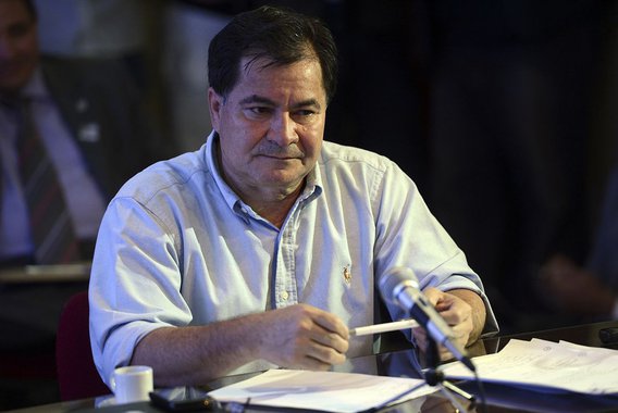 O ex-senador boliviano refugiado no Brasil Roger Pinto Molina está internado em estado grave num hospital de Brasília em decorrência da queda do avião de pequeno porte que ele pilotava ontem (12) à noite em Goiás; segundo o Centro de Comunicação Social da Aeronáutica (Cecomsaer), a aeronave Excel, de matrícula PUMON, caiu na cabeceira do aeródromo de Luziânia por volta das 17h