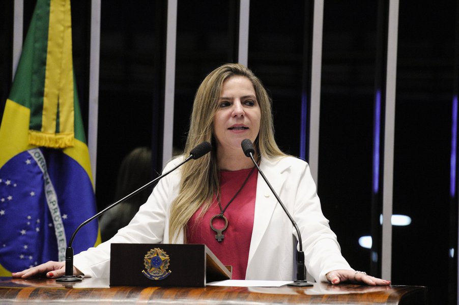 A deputada federal Luizianne Lins (PT-CE) solicitou à Comissão Permanente Mista de Combate à Violência Contra a Mulher realização de audiência pública para discutir a aplicabilidade da Lei do Feminicídio. "No País embora os dados de violência contra as mulheres sejam alarmantes, nos deparamos com a subnotificação, dificuldades nos registros e punições. Ainda falta muito a fim de garantir a aplicabilidade da lei", justificou