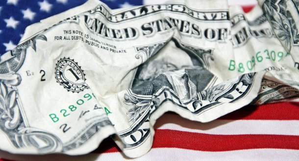 As mudanças geopolíticas que atualmente ocorrem no mundo apontam para a necessidade urgente de substituir o dólar, que cada vez mais se torna uma moeda de reserva disfuncional, disse John Hardy, estrategista do banco dinamarquês Saxo Bank; de acordo com o especialista, o primeiro fator é o papel crescente que a China desempenha hoje no comércio global e nos mercados financeiros; outra coisa para contribuir para o fim da era do dólar como moeda de reserva principal no mundo é o agravamento das relações entre os EUA e a União Europeia