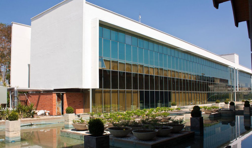 O governo do Estado retirou o pedido de urgência, mas a bancada governista apresentou requerimento para que o mesmo projeto passe a ser apreciado em regime de urgência urgentíssima; esse projeto institui o Programa de Refinanciamento de Créditos Tributários do Estado (Refis), aumenta impostos e permite o depósito na conta única do Estado dos recursos provenientes de operações de crédito, alteração foi decidida para que a análise ocorra com mais rapidez, de acordo com reportagem no Piauí Hoje