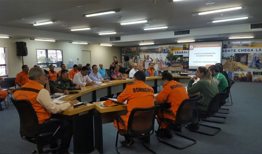 A Defesa Civil se reuniu com os representantes de três grandes empresas de Alagoas para cobrar a atualização do Plano de Contingência contra acidentes; todas elas já foram notificadas e têm um prazo para que a documentação seja atualizada; diante das atividades que executam, essas empresas oferecem grandes riscos à população que mora em seus entornos; os planos são feitos com base no programa Apell (Alerta e Preparação para Emergência a Nível Local) e em breve outras empresas menores também serão chamadas para serem orientadas 