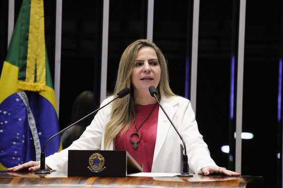 A deputada federal Luizianne Lins (PT-CE) solicitou à Comissão Permanente Mista de Combate à Violência Contra a Mulher realização de audiência pública para discutir a aplicabilidade da Lei do Feminicídio. "No País embora os dados de violência contra as mulheres sejam alarmantes, nos deparamos com a subnotificação, dificuldades nos registros e punições. Ainda falta muito a fim de garantir a aplicabilidade da lei", justificou