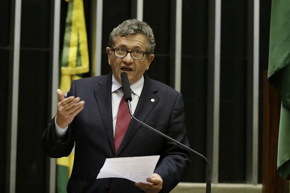 A liberação do empréstimo de R$ 600 milhões do Banco do Brasil para o governo da Bahia continua repercutindo; o vice-líder da bancada do PT na Câmara dos Deputados, Luiz Caetano, também cobrou do governo federal a liberação da verba - que será usada para obras de infraestrutura, melhorias de estrada e na agricultura; em duro discurso na Tribuna, o parlamentar baiano disse que o governo do estado cumpriu todas as exigências para que o dinheiro fosse liberado e que iria apresentar um requerimento para que o presidente do Banco do Brasil explicasse a situação