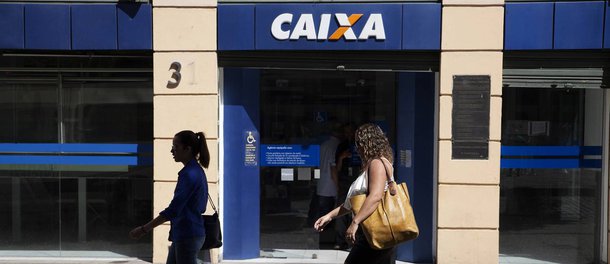 Com cerca de 70% de participação no crédito imobiliário do país, a Caixa surpreendeu o mercado ao tomar uma série de medidas que restringiram o acesso aos financiamentos da casa própria, inclusive com recursos subsidiados (a juros mais baixos); algumas medidas são: encerrou a linha pró-cotista do FGTS, a mais barata depois do Minha Casa, Minha Vida; passou a adotar limites mensais na liberação do crédito imobiliário; foi o único banco que não reduziu os juros neste ano diante dos cortes da taxa Selic; deixou de ser o banco com as menores taxas para financiar a casa própria