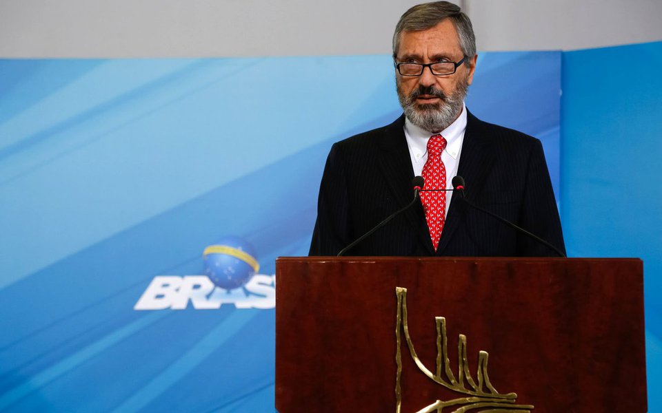 Ministro da Justiça de um governo que tem por missão principal estancar a sangria da Lava Jato no que diz respeito ao PMDB e seus principais aliados, Torquato Jardim pretende executar seu papel; em entrevista publicada nesta segunda-feira, ele confirmou a mudança no comando da Polícia Federal e disse que tentará anular as provas da JBS – que atingem diretamente Michel Temer e Aécio Neves – após a prisão de Joesley Batista; "Terá consequências graves para a credibilidade do processo. Razoável presumir que depoimentos e provas fiquem sob suspeição de manipulação pelos agora presos. O MPF por certo será ainda mais cuidadoso e minucioso ao examinar os fatos e os documentos pertinentes", afirma