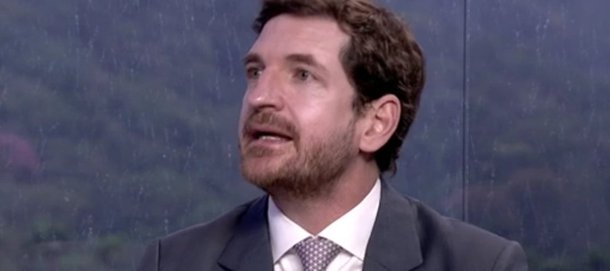 
O procurador-geral do estado, Leonardo Espíndola, falou sobre os motivos que levaram o MP-RJ a entrar com um pedido no Supremo Tribunal Federal para o estado não receber de volta criminosos que estão em presídios federais; de acordo com Espíndola, esses detentos, mesmo em presídios federais, continuam chefiando o tráfico em suas comunidades de origem; o procurador disse que, se internos voltassem para o estado, a proximidade física, permitira uma eficácia maior para esse domínio dos traficantes
