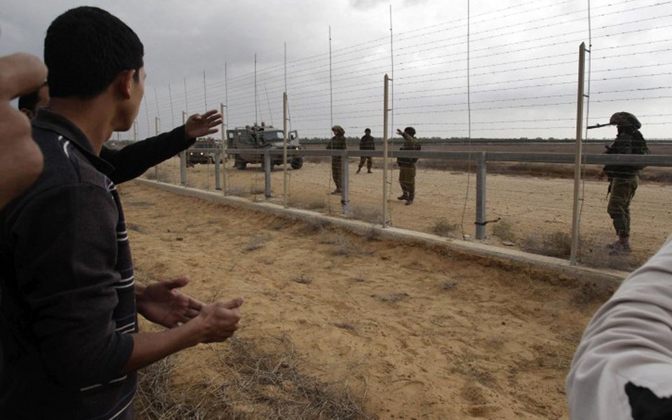 Ministro de Defesa israelense, Avigdor Lieberman, aprovou o fechamento das passagens para Gaza e Cisjordânia durante os 11 dias que durarem as festividades judaicas do Sucot, começando no dia 4 de outubro; "O cruzamento (com a Faixa de Gaza) de Erez ficará fechado entre 4 de e 14 de outubro", afirmou o comunicado do Cogat (organismo militar israelense que administra a ocupação), que especifica que o fechamento só afetará os palestinos e estará permitido o cruzamento a jornalistas