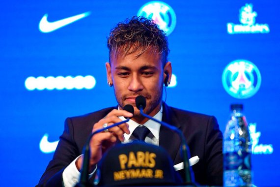 Mais recente contratado do Paris St Germain, Neymar afirmou em entrevista coletiva que já quer jogar com a camisa do novo clube; "Dei uma parada de dois dias, por conta dos acontecimentos, mas estou preparado, passei pelo campo e já deu vontade de pôr a camisa do PSG e jogar. Jogar bola é o que eu mais gosto de fazer, por que não amanhã?", questionou