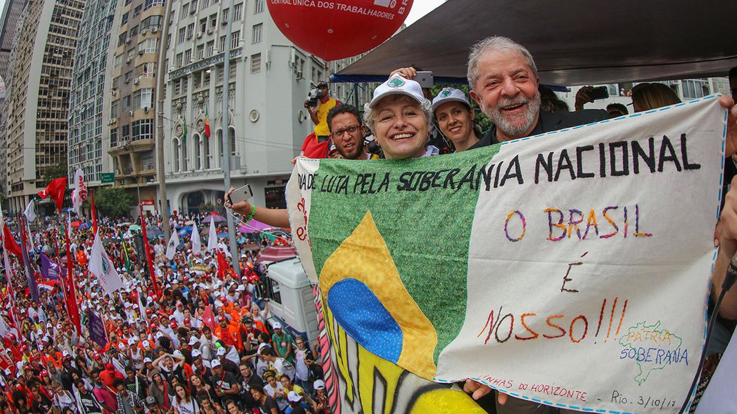 Em discurso durante ato em defesa da soberania nacional no Rio de Janeiro nesta tarde, o ex-presidente fez uma referência indireta à tragédia com o reitor da UFSC, Luiz Carlos Cancellier, que se suicidou nesta segunda-feira 2; "Quero dizer pra eles: eu não tenho pretensão de me matar. Eu já provei a minha inocência. Quero que eles provem uma culpa minha", disse; Lula voltou a falar da pesquisa Datafolha e a denunciar uma perseguição para que ele não seja candidato em 2018; o ex-presidente fez ataques ao governo Temer sobre a questão da soberania e assegurou que vai "voltar para recuperar a auto-estima desse país"; "Defender soberania é defender dignidade e honra de uma nação", disse; para Lula, "essa gente está vendendo tudo porque eles não tem competência"
