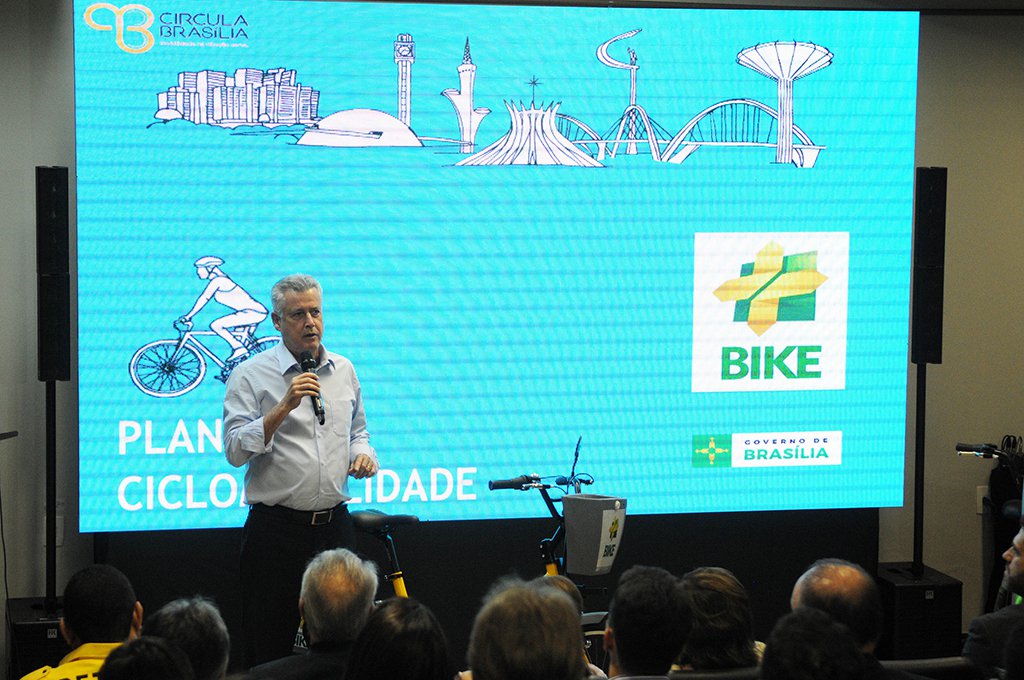 O governador Rodrigo Rollemberg lançou o Plano de Ciclomobilidade de Brasília, o +Bike, para a ampliação de ciclovias, integração com outros transportes e mais bicicletas públicas; a estratégia — que integra o programa Circula Brasília — está voltada para resolver a descontinuidade entre as ciclovias da cidade que não se comunicam. O objetivo é conectá-las e criar uma rede integrada para facilitar o deslocamento dos ciclistas; o investimento será de R$ 20 milhões, sem contar os valores aplicados em 72 quilômetros de projetos já em andamento, como a ciclovia da Estrada Parque Taguatinga (EPTG), a do Lago Oeste, a do Trevo de Triagem Norte e a da Ligação Torto-Colorado