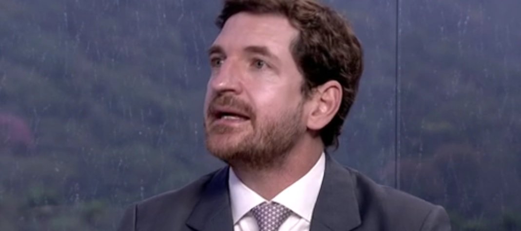 
O procurador-geral do estado, Leonardo Espíndola, falou sobre os motivos que levaram o MP-RJ a entrar com um pedido no Supremo Tribunal Federal para o estado não receber de volta criminosos que estão em presídios federais; de acordo com Espíndola, esses detentos, mesmo em presídios federais, continuam chefiando o tráfico em suas comunidades de origem; o procurador disse que, se internos voltassem para o estado, a proximidade física, permitira uma eficácia maior para esse domínio dos traficantes
