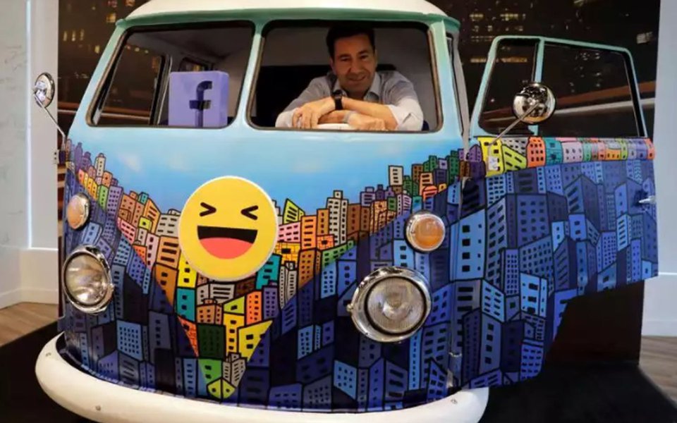 Primeiro centro de treinamento do Facebook na América Latina voltado à formação de programadores e empreendedores é lançado em um momento em que o déficit de profissionais em áreas de tecnologia e telecomunicações do país é de mais de 160 mil trabalhadores; o vice-presidente para América Latina do Facebook, Diego Dzodan, afirmou que o espaço vai servir como uma ponte entre um setor de tecnologia carente de mão de obra e jovens de baixa renda que precisam de formação