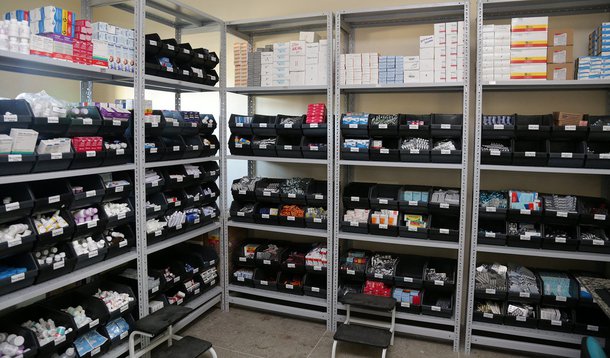 A segunda Central de Distribuição de Medicamentos, localizada no Terminal do Conjunto Ceará, será entregue à população, pelo prefeito Roberto Cláudio (PDT), nesta quarta-feira (27). O equipamento deverá reforçar o abastecimento dos 84 medicamentos prioritários da Atenção Primária na rede de postos de saúde de Fortaleza