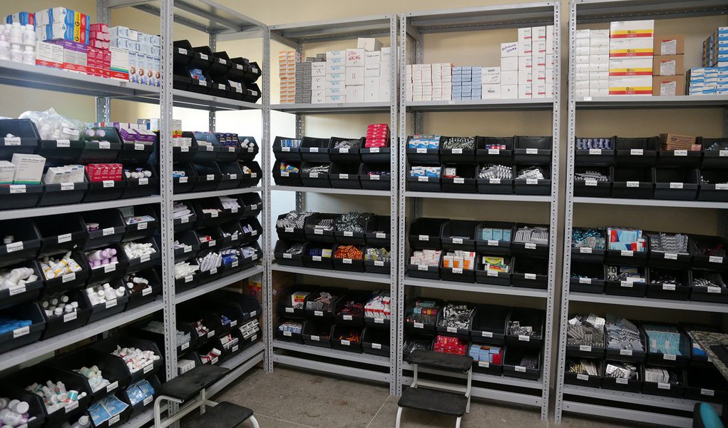 A segunda Central de Distribuição de Medicamentos, localizada no Terminal do Conjunto Ceará, será entregue à população, pelo prefeito Roberto Cláudio (PDT), nesta quarta-feira (27). O equipamento deverá reforçar o abastecimento dos 84 medicamentos prioritários da Atenção Primária na rede de postos de saúde de Fortaleza