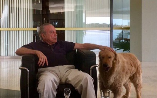 "Temer é um cadáver ambulante que se arrasta em meio a seus iguais, comprando apoio com o que restou do estado rapinado", diz o jornalista Kiko Nogueira, editor do DCM; Se o cachorro de Temer, Thor, falasse, daria um conselho ao dono: “Finge de morto! Quem sabe a gente se aguenta até 2018”, aponta ainda o jornalista