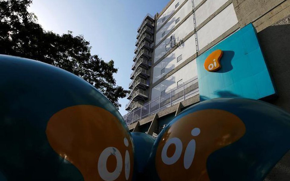 A operadora de telecomunicações Oi entregou no fim da tarde desta quarta-feira seu plano de recuperação judicial à Justiça do Rio de Janeiro, propondo limite de 25 por cento à conversão de dívida em ações, bem abaixo do pretendido por detentores de títulos da companhia; o plano havia sido aprovado na semana passada pelo Conselho de Administração da companhia e prevê aportes de pelo menos R$ 9 bilhões na empresa