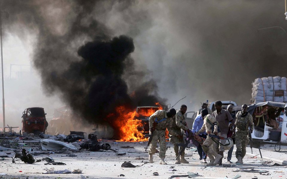 O número de mortos em um atentado com um caminhão-bomba na capital da Somália subiu para mais de 300, informaram nesta segunda-feira (16) as autoridades locais; de acordo com Abdulkadir Adam, médico e diretor do serviço de ambulâncias Aamin Ambulance, a expectativa é de que esse número aumente ainda mais nas próximas horas; ataque é considerado o pior da história do país; ofensiva ocorreu no último sábado (14) em frente ao hotel Safari, que fica perto de ministérios do governo somali e em uma rua bastante movimentada de Mogadíscio