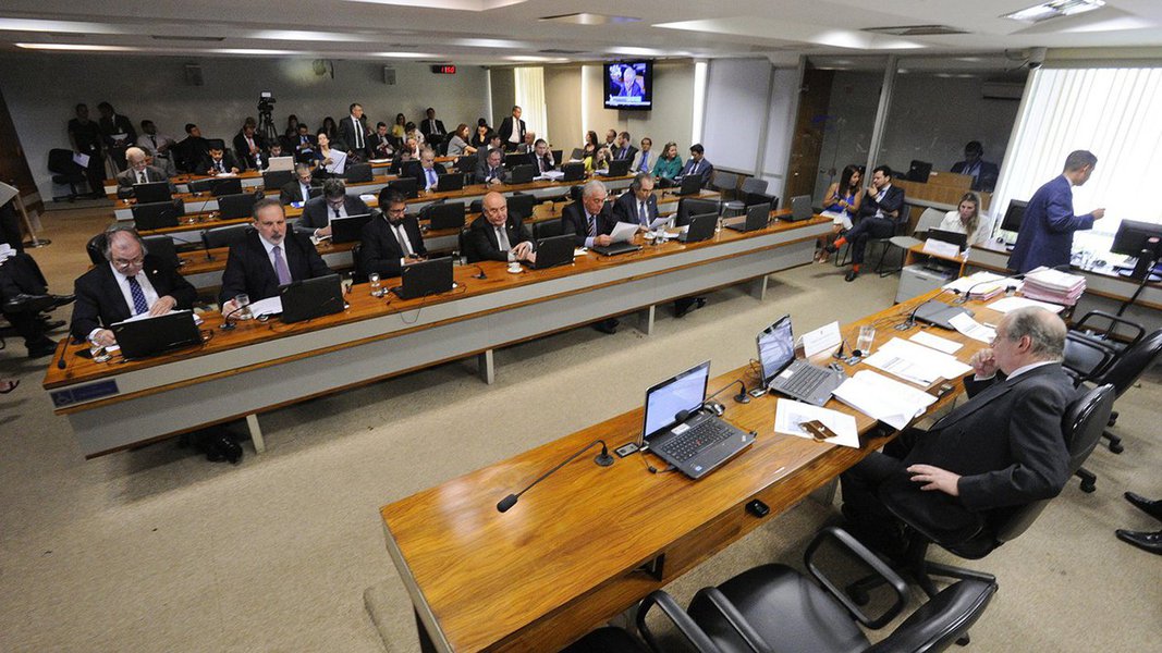 No dia em que o governo de Michel Temer deve anunciar a mudança da meta fiscal, provavelmente para um déficit de R$ 159 bilhões, a Comissão de Assuntos Econômicos (CAE) do Senado aprovou projeto de lei que impede alterações da meta de superávit primário no decorrer do segundo semestre; proposta será analisada pelo Plenário, em regime de urgência; "O planejamento de investimentos, sem que sejam alteradas as regras no final do exercício fiscal, é necessário a um país que procura ser reconhecido com um 'player' internacional", justificou o senador Fernando Bezerra Coelho (PSB-PE), autor do projeto