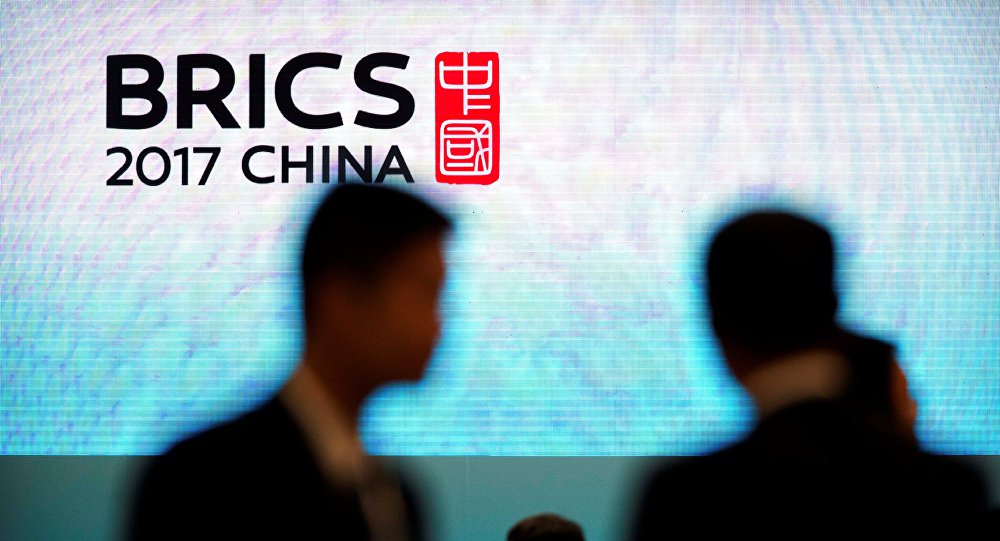 Até hoje tudo era fácil: o Ocidente coletivo se ocupava da regulação dos processos mundiais. Mas agora tudo é mais complexo. Primeiro, não existe mais o Ocidente coletivo. O enfraquecimento dos EUA cria um vácuo de poder e, como nenhum dos países ocidentais pode substituir os Estados Unidos como "moderador mundial", surgem perspectivas interessantes para os blocos regionais e alianças. Em primeiro lugar, para o grupo BRICS. Reportagem da Sputnik Brasil