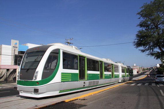 O Tribunal de Contas do Estado do Ceará concedeu um prazo de 10 dias para que a Companhia Cearense de Transportes Metropolitanos (Metrofor) se manifeste acerca do edital do Procedimento de Manifestação de Interesse (PMI) para a futura concessão dos serviços públicos de transporte de passageiros do Metrô de Fortaleza - Linha Sul e os VLT's (Veículo Leve Sobre Trilho) Parangaba/Mucuripe, Sobral e Cariri. Os esclarecimentos foram pedidos pela relatora do processo, conselheira Soraia Victor