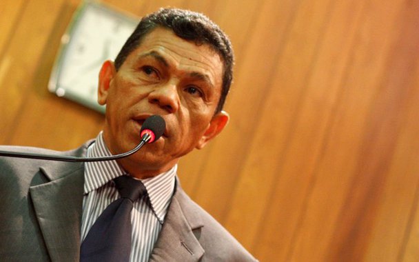 O líder do Governo na Assembleia Legisltiva, deputado João de Deus (PT) sugeriu aos líderes de outros partidos, que tenham ou não a intenção de concorrer a mandato eletivo em 2018, que façam o mesmo que o ex-presidente Lula tem feito, ao viajar pelo Brasil; parlamentar considera legítimo que essas lideranças busquem o contato com a população nos estados, na capitas e principais cidades do País para ouvir as suas inquietações e saber o que precisa ser feito para resolver as questões urgentes do Brasil; relato do Piauí Hoje
