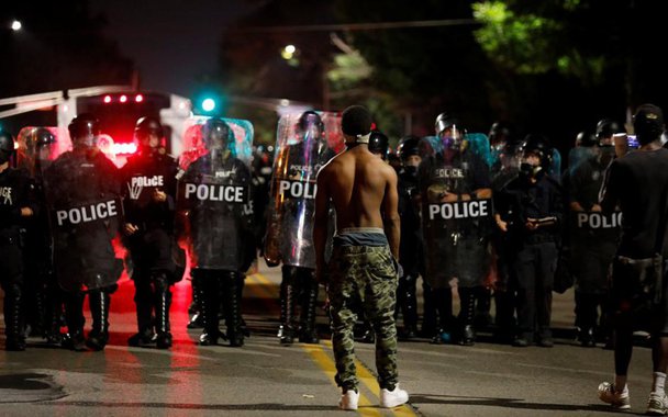 A polícia de St. Louis, no estado do Missouri, nos Estados Unidos, informou que dois de seus agentes ficaram feridos, neste sábado, 16, durante protesto pela absolvição, ontem, do ex-policial Jason Stockley, que em 2011 matou um jovem negro chamado Anthony Lamar Smith