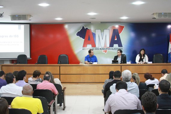 Os prefeitos alagoanos, através da Associação dos Municípios de Alagoas (AMA), avaliam como nebuloso o cenário para as cidades em 2018, conforme projeção do próprio governo federal; é que vários cortes estão previstos para o próximo ano; assistência social seria a área mais prejudicada, caso a proposta de redução de 97,4% no orçamento seja aprovada; por conta disso, vários prefeitos já adiantam que terão de seguir com demissões, havendo, inclusive, a possibilidade de alguns programas federais serem suspensos