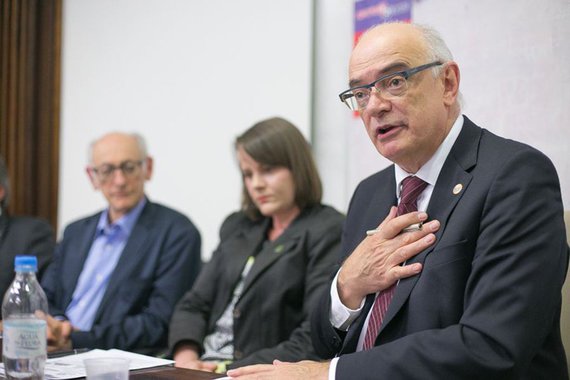 Quem afirma é o reitor da UFRGS, Rui Vicente Oppermann; no caso da maior universidade do Estado, o orçamento caiu de R$ 193 milhões em 2016 para R$ 178 milhões neste ano – e, em 2016, a verba já era igual à de 2014; “Tivemos que fazer um ajuste doloroso em áreas como serviços, reformas, ou manutenção”, disse o reitor; em 2018, afirmou ele, parte-se de um déficit de R$ 40 milhões em decorrência de dívidas que se acumulam no ano anterior e de sequer a inflação ou o crescimento vegetativo terem sido considerados nas verbas enviadas à universidade; “Existe sim um modelo de país: o do desmonte do Estado social brasileiro”